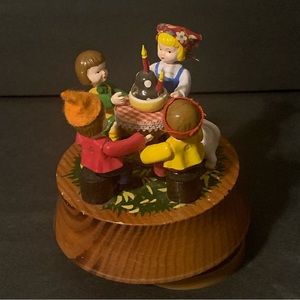 Musical Dreams Wooden Rotating Music Box Birthday Table Vintage Rare